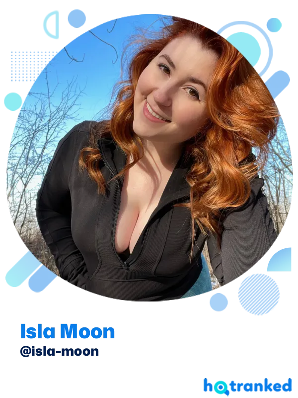 outdoor shot of Isla Moon smiling with curly red hair